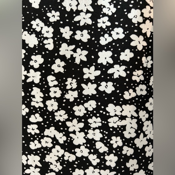 Kim & Co. V-neck Sleeveless Top - Picture 2 of 4